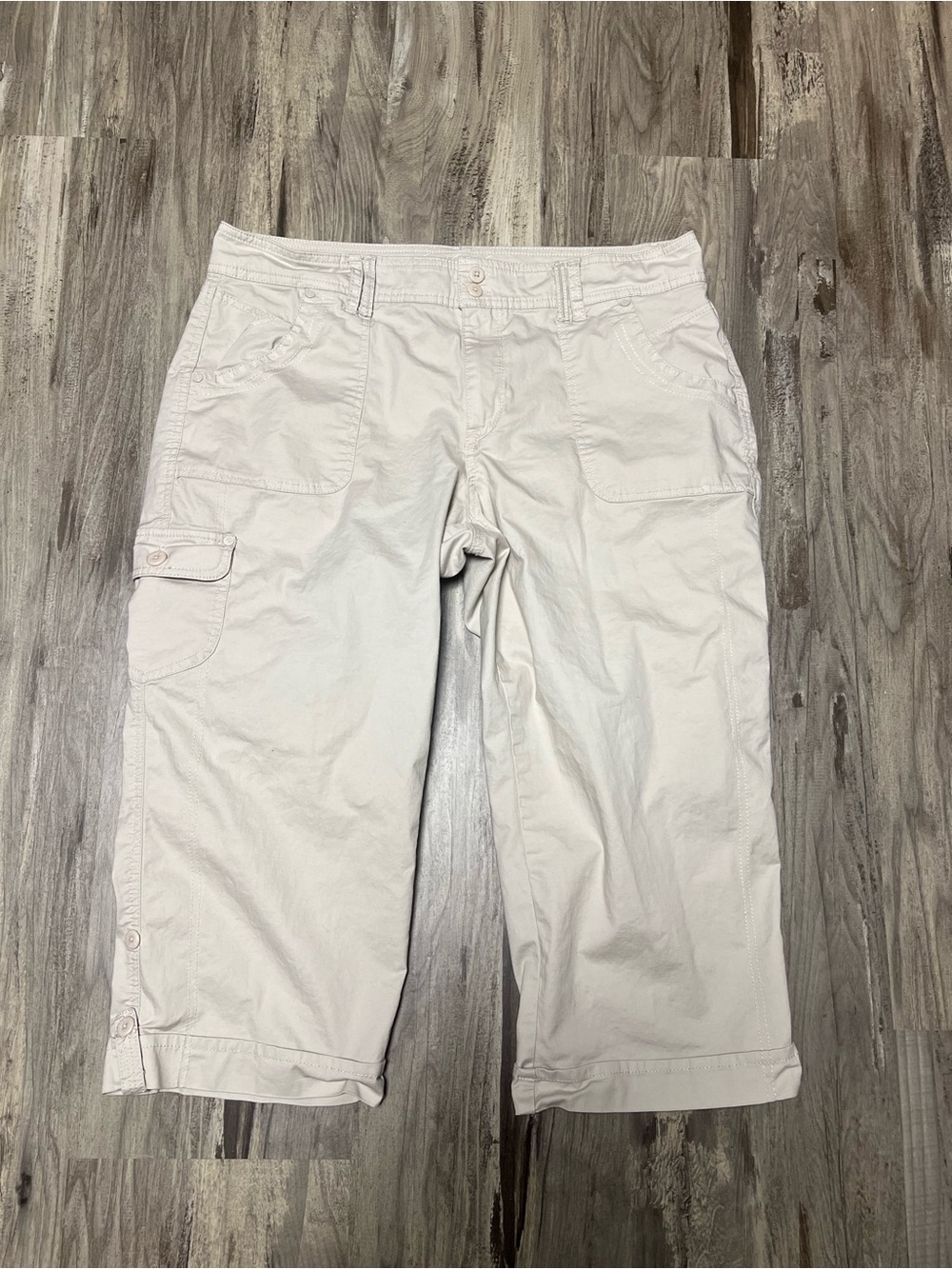 Gloria Vanderbilt Mae Slimming Cargo Capri Pants Beige Size 14 34x20 Mid Rise